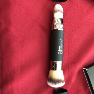 It cosmetics foundation brush.